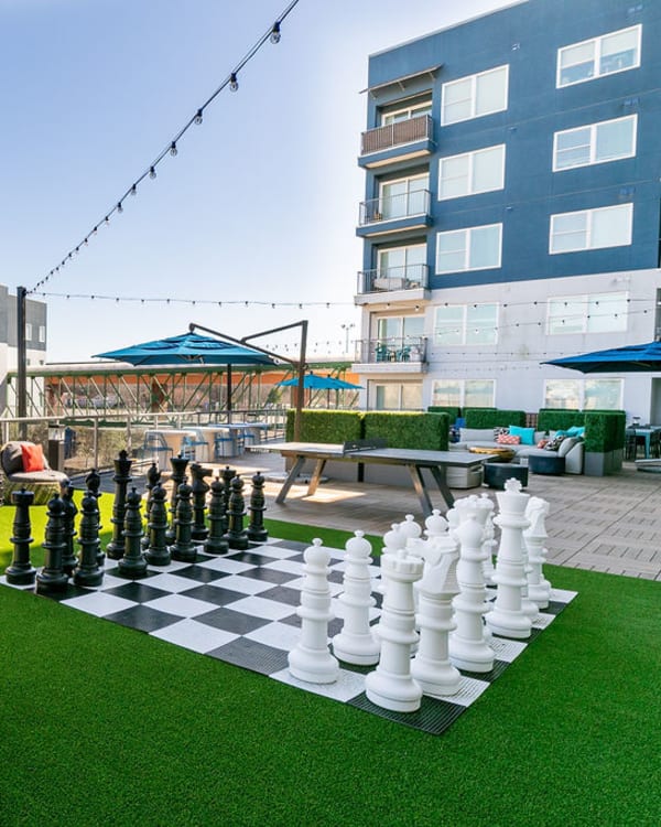 Life-size chess and outdoor lounge at EDGE on the Beltline | Apartments in Atlanta, Georgia
