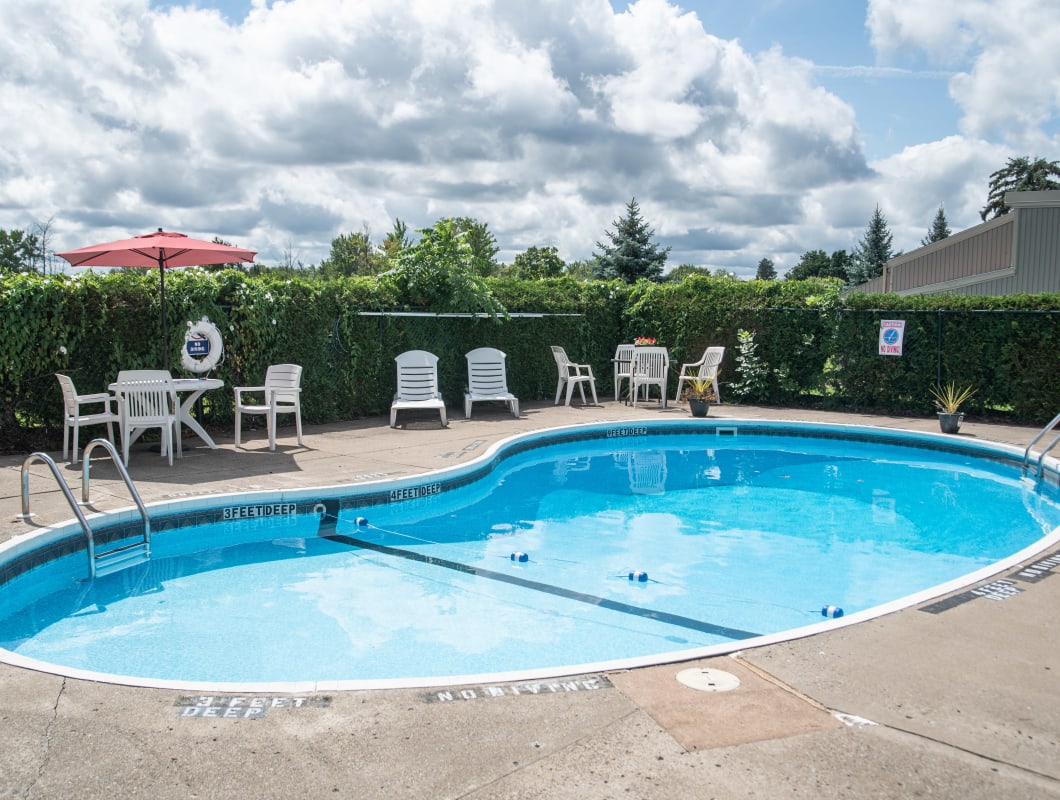 Sparkling swimming pool at Eagles Pointe Townhomes in Liverpool