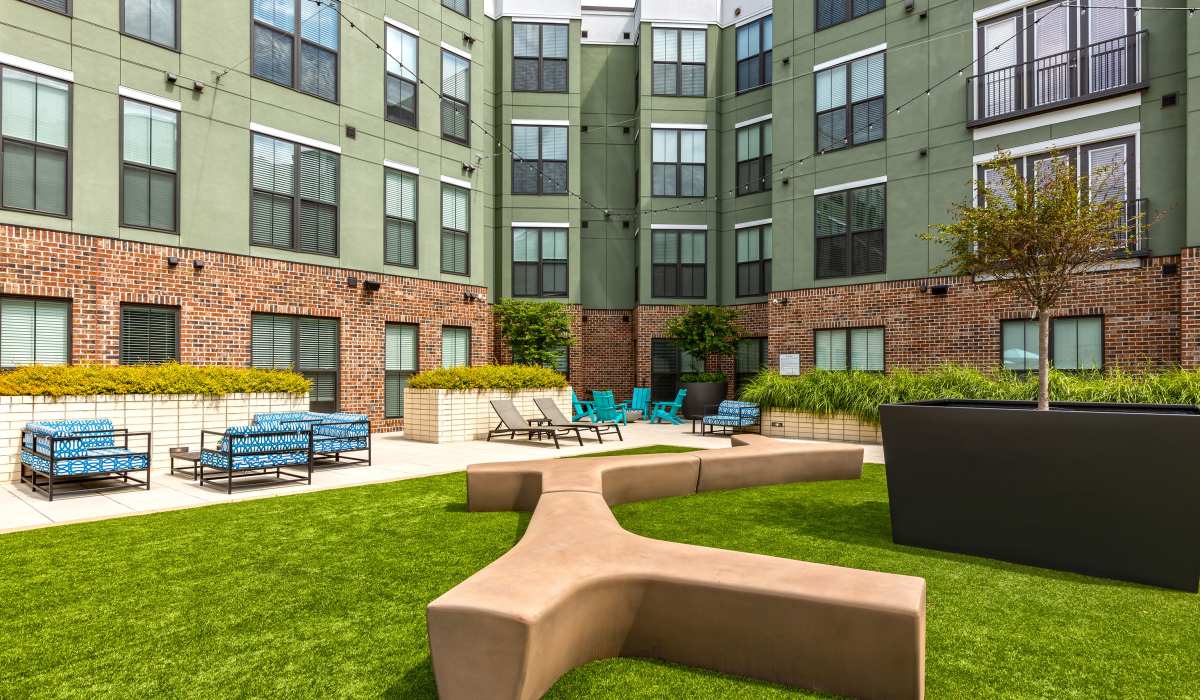 Courtyard with lush green lawn at 1400 Chestnut, Chattanooga, Tennessee