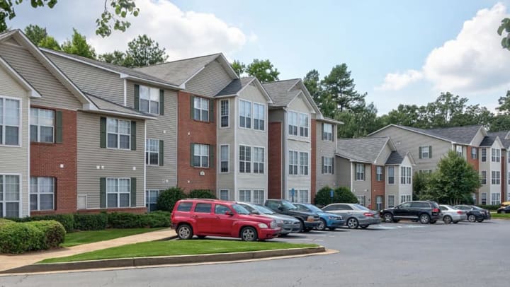 Knollwood Park Apartments Near the Square in Lawrenceville
