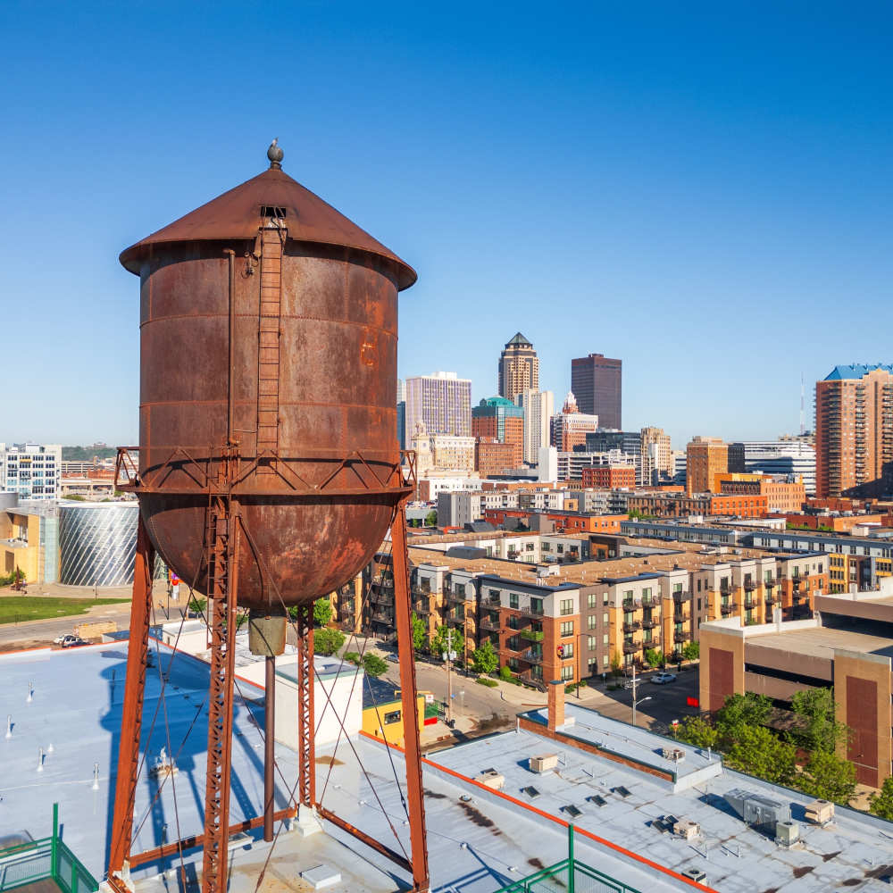 Watertower and Des Moines, Iowa skyline near Stockbridge Apartments