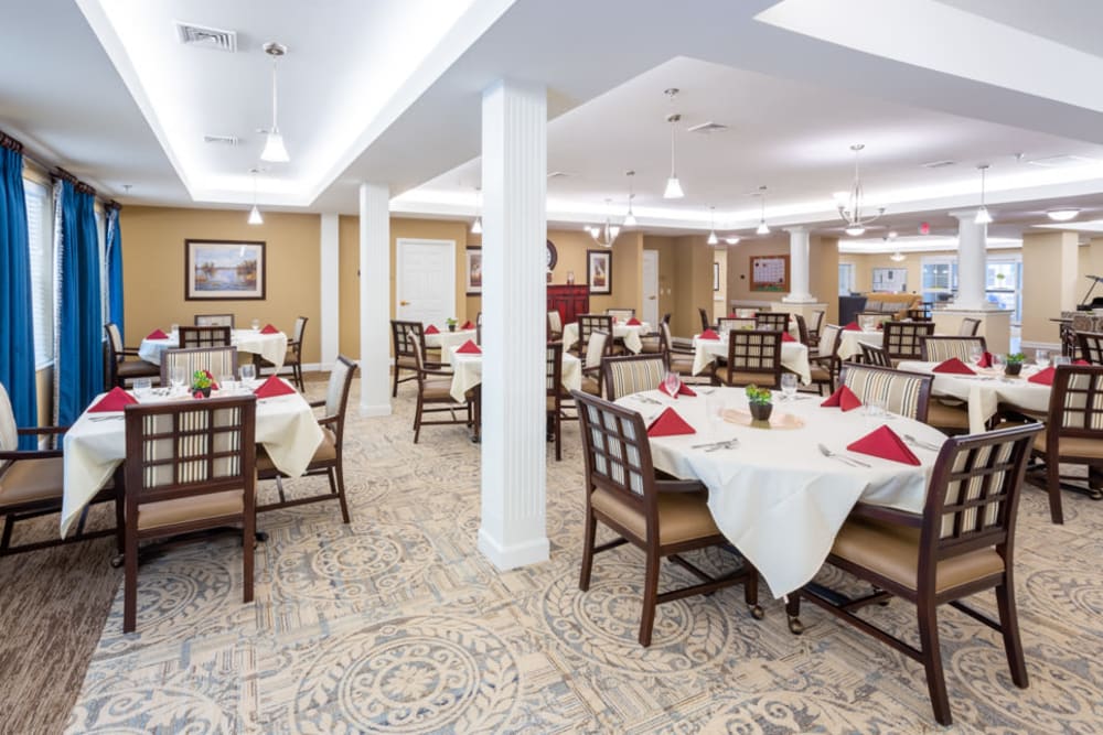 Dining at The Harmony Collection at Roanoke - Assisted Living in Roanoke, Virginia