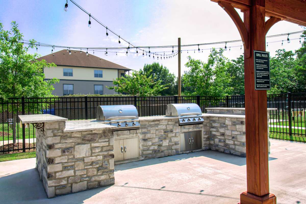 Outdoor grilling area at Cobblestone at Essen in Baton Rouge, Louisiana