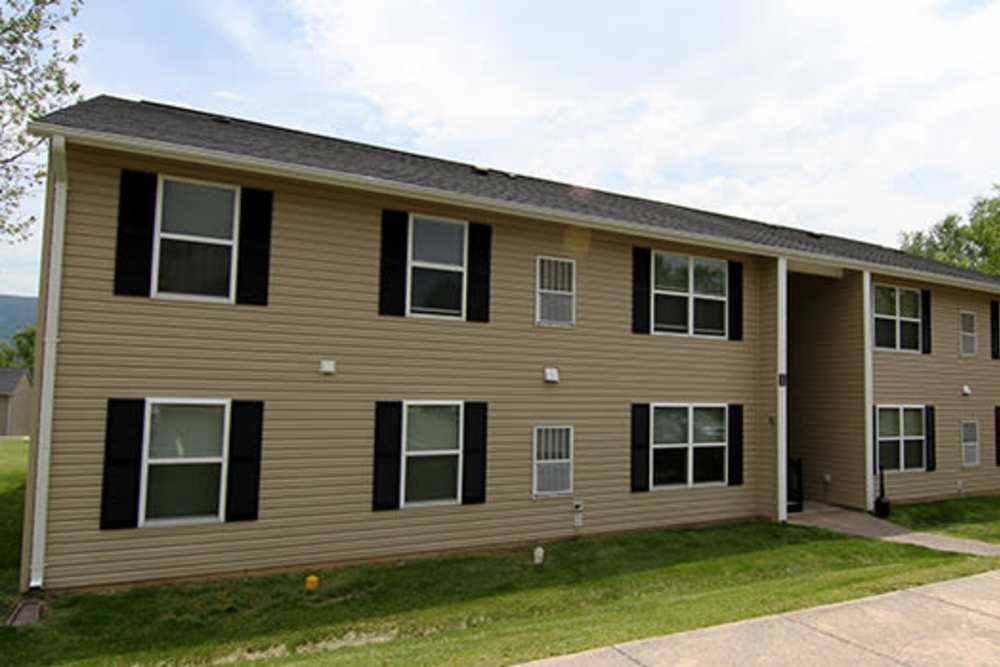 Property exterior view at New Market North Apartments in New Market, Virginia