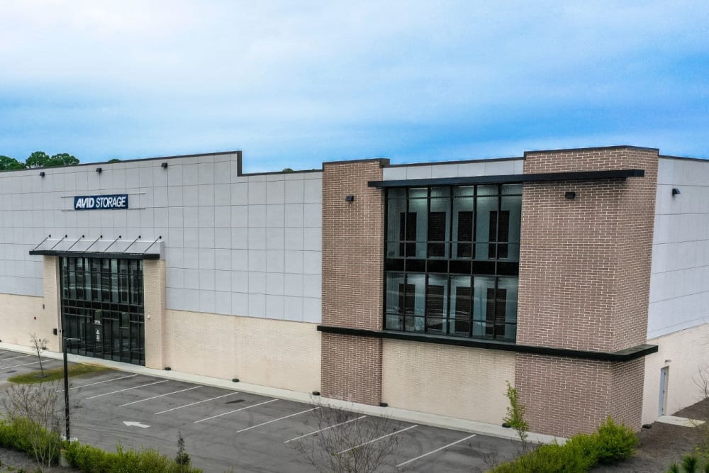 Exterior view of the office and parking lot at Avid Storage in Miramar Beach, Florida