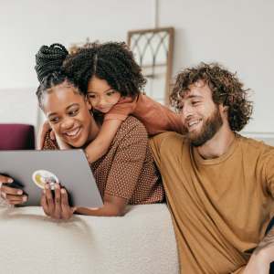 Family applying near Saddlebrook Apartments in Murfreesboro, Tennessee