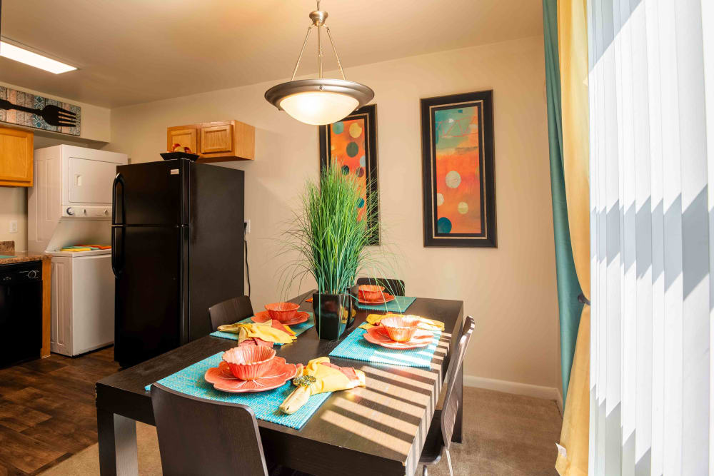 Monarch Crossing Apartment Homes offers a dining room in Newport News, Virginia