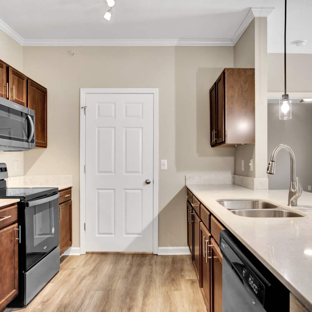 Modern kitchen with open layout at Chenal Pointe at the Divide in Little Rock, Arkansas