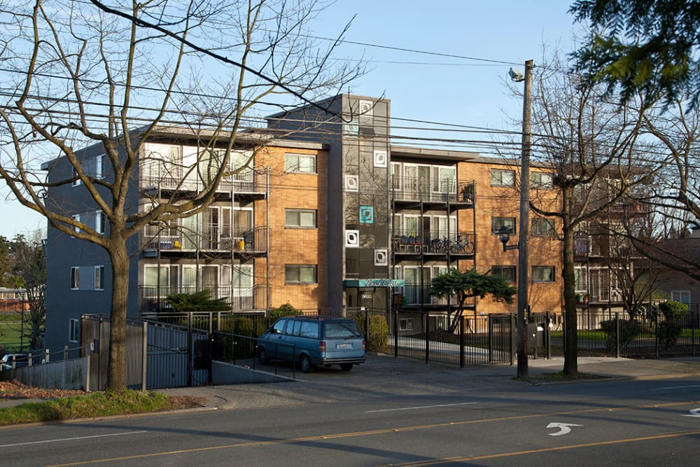 Street view of Beach Court Apartments in Seattle, Washington