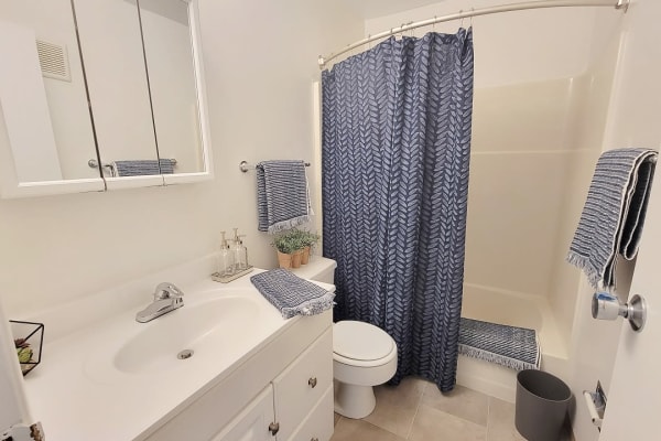 Take a virtual tour of a 1 Bedroom Standard without Balcony Renovated floor plan at Squires Manor Apartment Homes in South Park, Pennsylvania