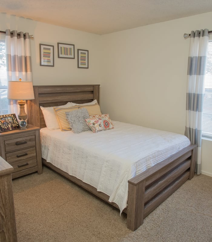 Spacious carpeted bedroom at Hunter's Ridge in Oklahoma City, Oklahoma