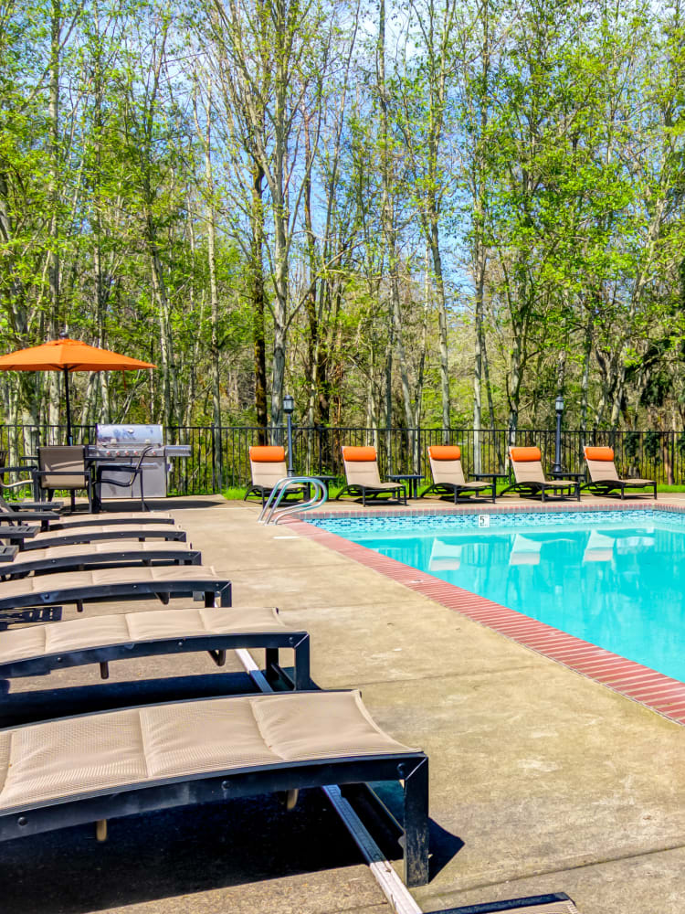 Barbecue area with a gas grill near the pool at Sofi at Murrayhill in Beaverton, Oregon
