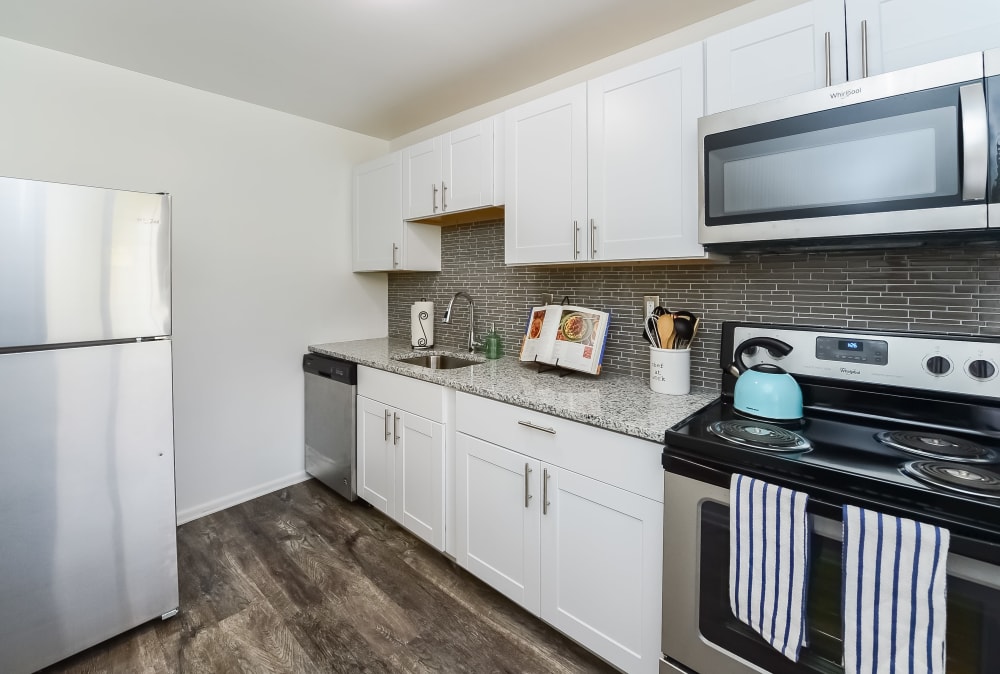 Model kitchen at Marchwood Apartment Homes
