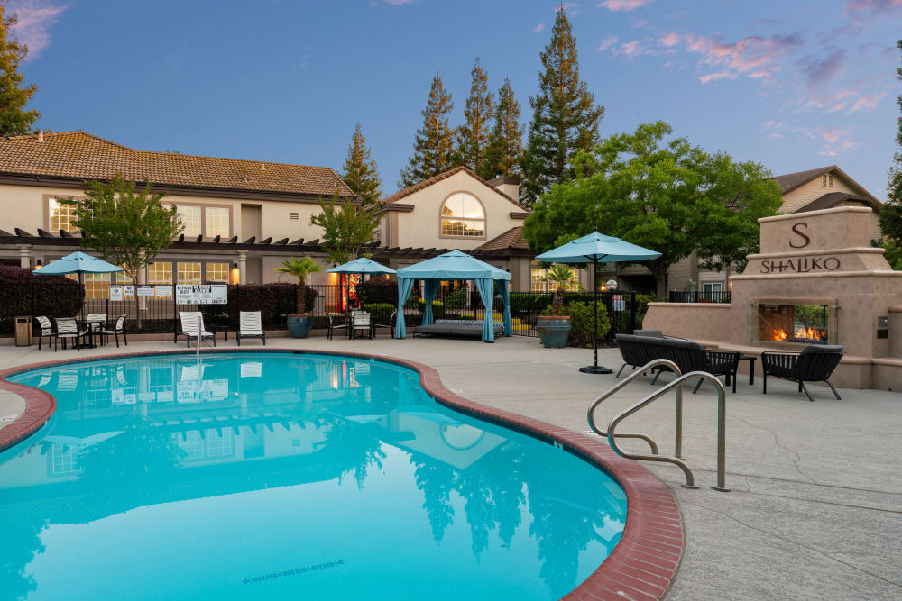 Our luxury apartments in Rocklin, California showcase a swimming pool 