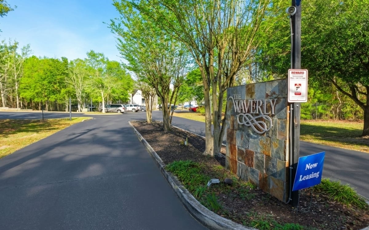Outdoor swimming poo