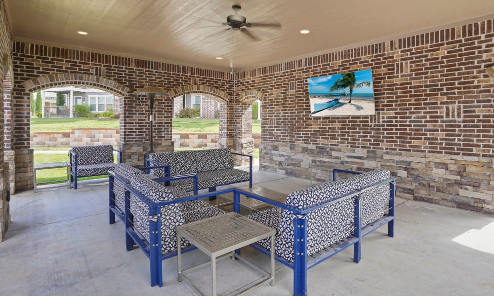 outdoor lounge area at Cottages at Crestview in Wichita, Kansas