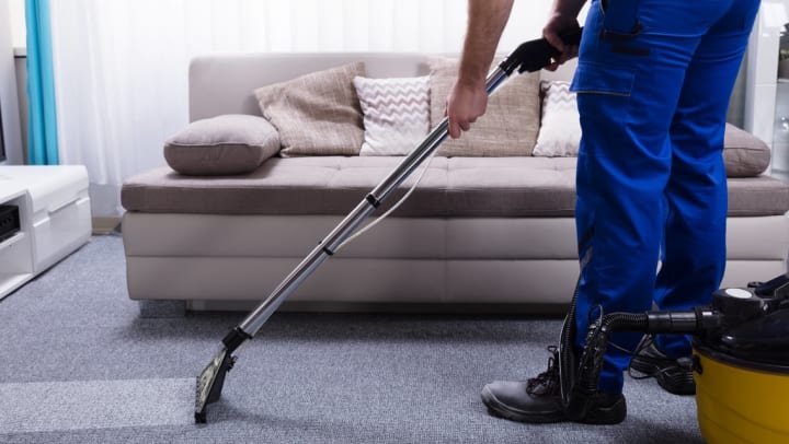 man cleaning carpet with industrial machine | carpet cleaning in Jacksonville