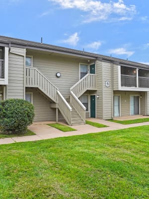 Grassy area with picnic bench and bbq at Aspen Park Apartments in Wichita, Kansas