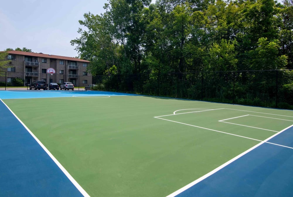 Basketball court at Imperial Gardens Apartment Homes in Middletown, NY