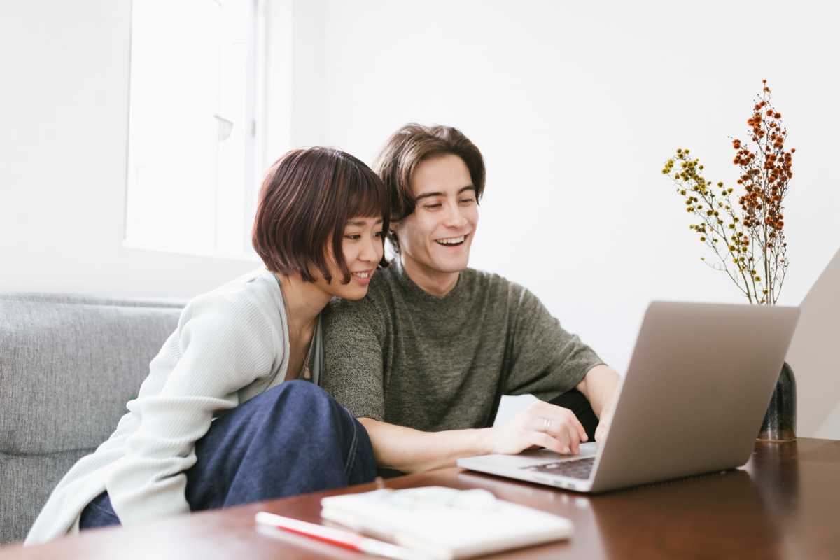 Couple working together on a laptop in a cozy living room at Shawnee Park in Shawnee, Oklahoma 