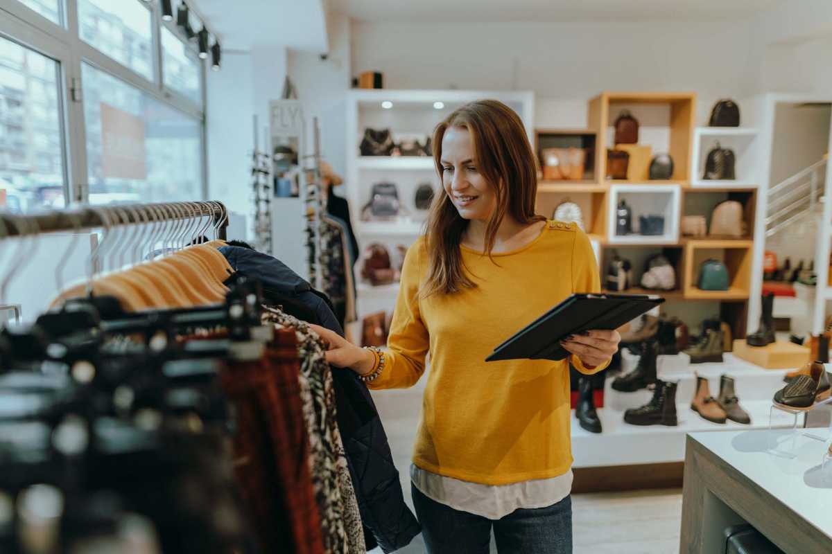 Resident woman shopping near The Alcove at Russell Cave in Lexington, Kentucky