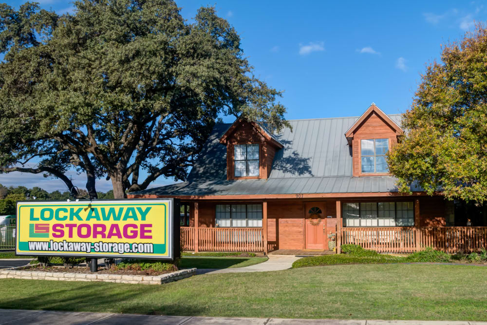 Lockaway Storage Airport Exterior