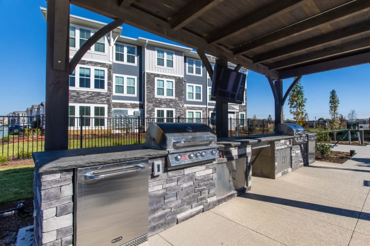 Huge outdoor grilling station next to the swimming pool at Parc at Murfreesboro in Murfreesboro, Tennessee