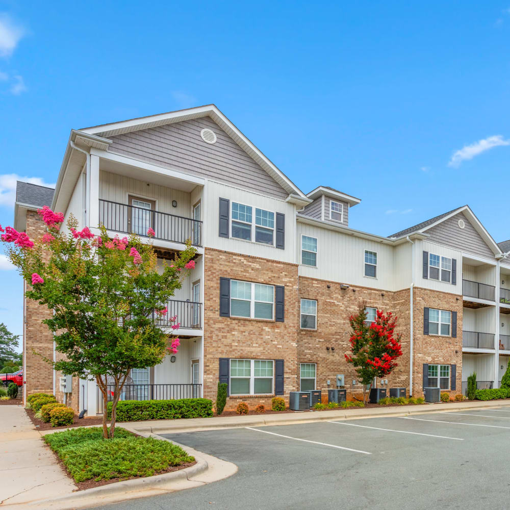 Exterior of an apartment building at Retreat at the Park in Burlington, North Carolina