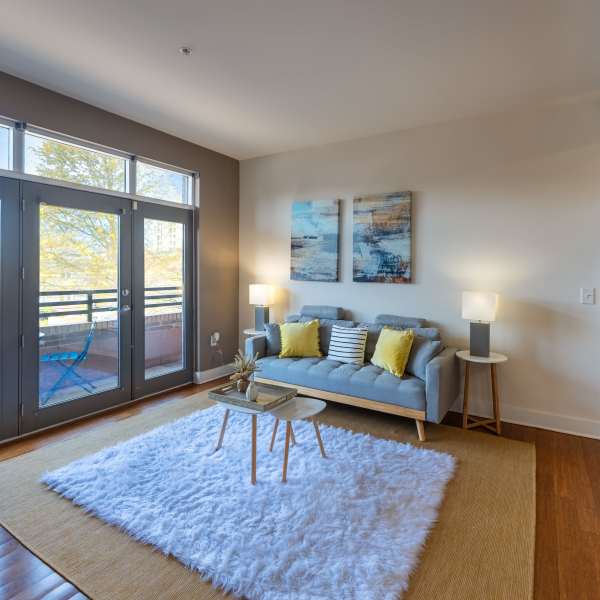 Living room with a couch at Attain Shockoe in Richmond, Virginia