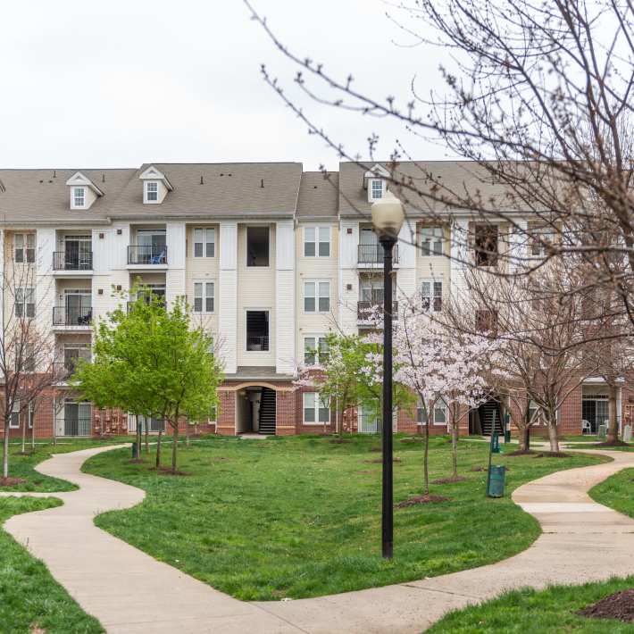 Exterior common area with beautiful landscaping at Commons on Potomac Square, Sterling, Virginia 