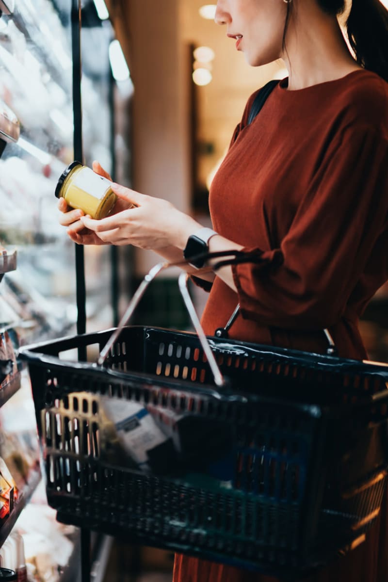 A woman shopping for wine near Optima Verdana® in Wilmette, Illinois