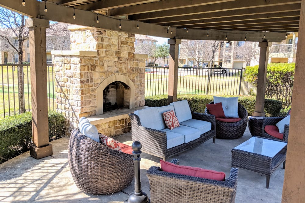 Outdoor BBQ Area at Stone Lake Apartments in Grand Prairie, Texas