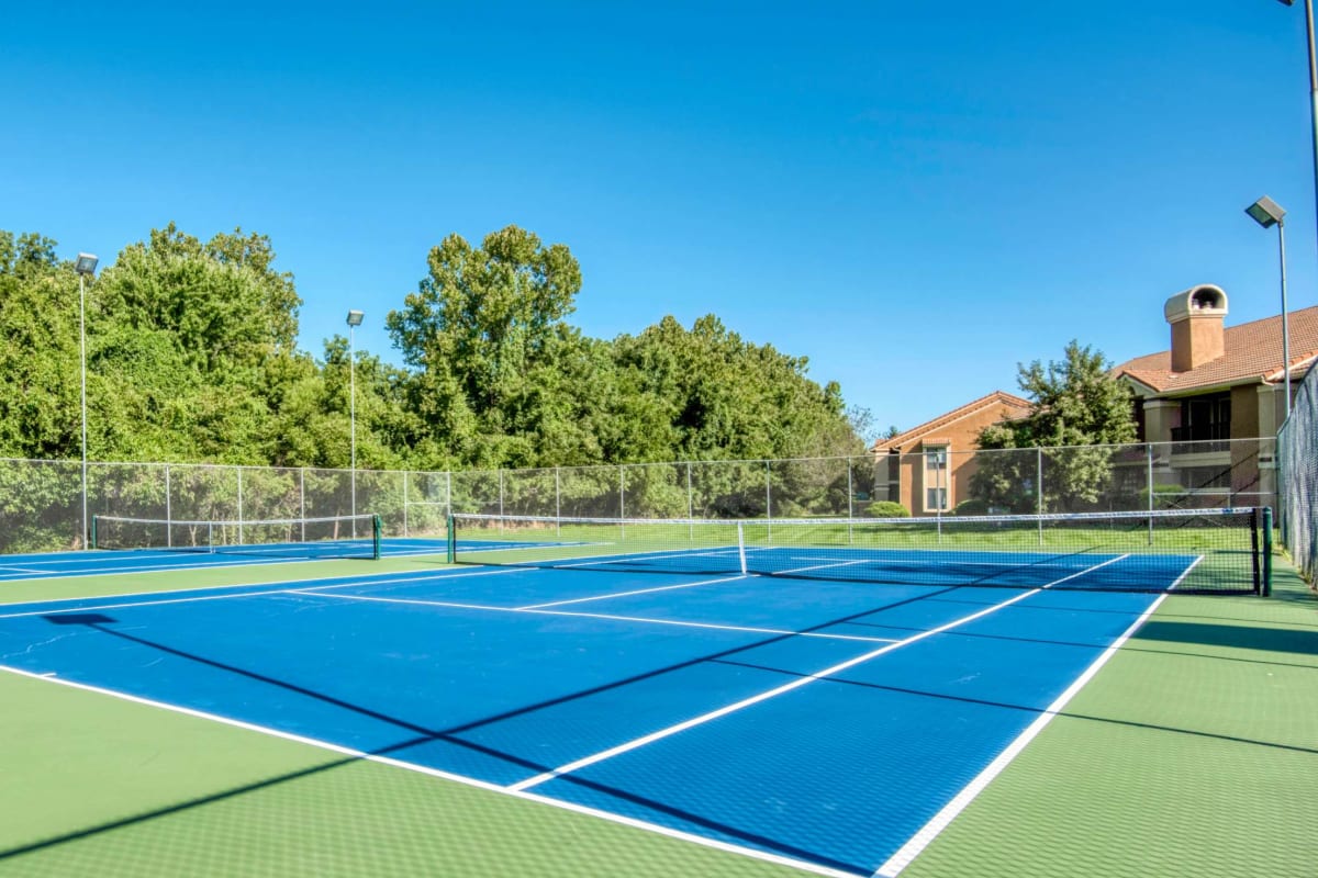 On-site tennis court at Casa De Fuentes in Overland Park, Kansas