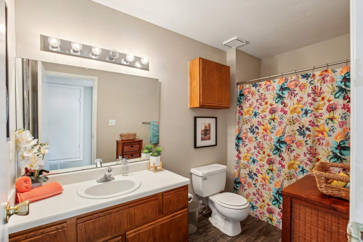 Large bathroom at Aspen Lodge in Overland Park, Kansas
