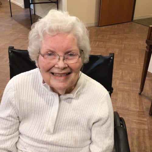 A resident holding a thank you letter for the mailman at Oxford Glen Memory Care at Carrollton in Carrollton, Texas