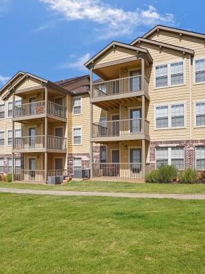 Exterior building at Mission Point Apartments in Moore, Oklahoma