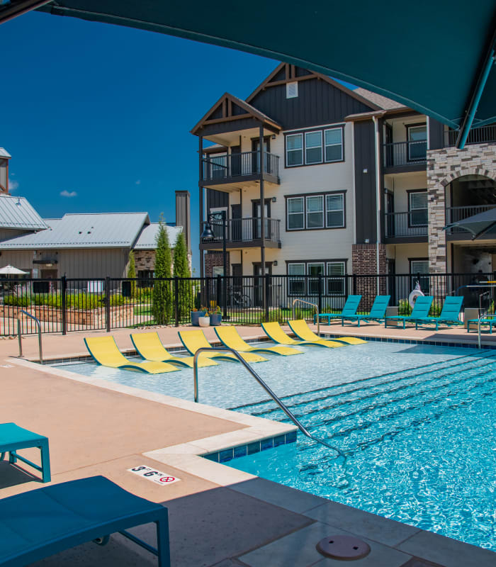 Large swimming pool at Stonehorse Crossing Apartments in Oklahoma City, Oklahoma