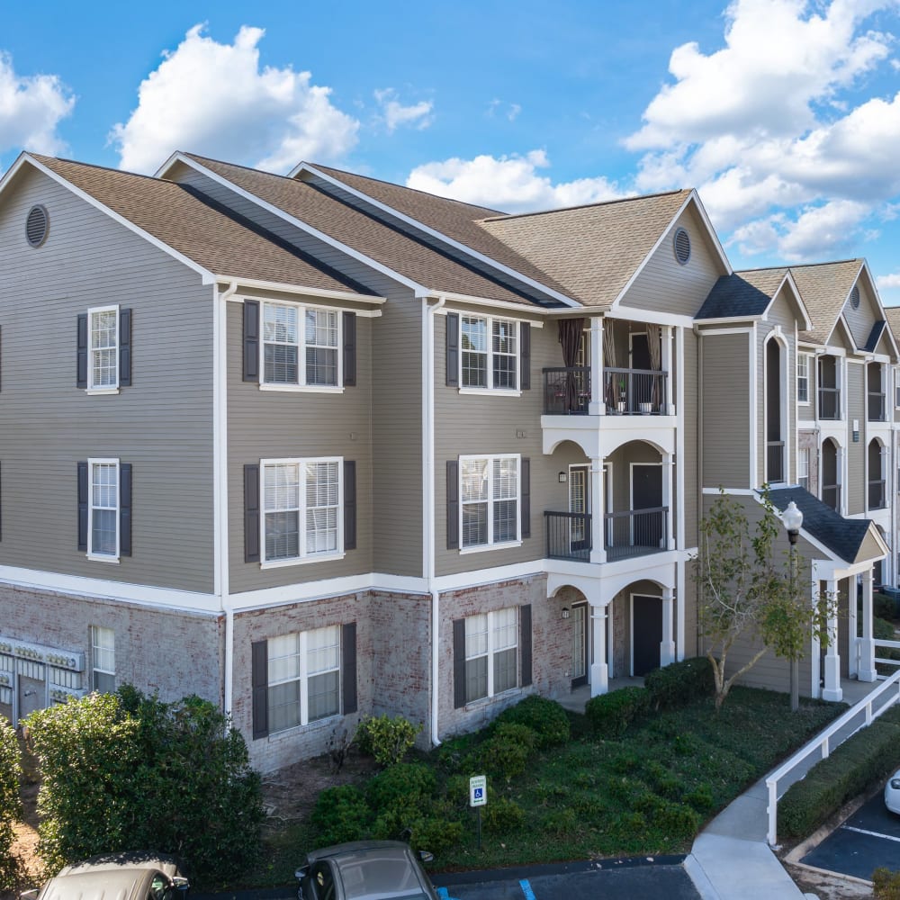 Exterior of an apartment building at Astoria in Mobile, Alabama