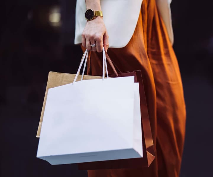 Resident shopping near Parke Cheverly Apartments in Hyattsville, Maryland 
