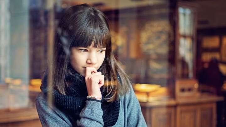 A girl looking at a museum exhibition | Historical Landmarks near The Woodlands