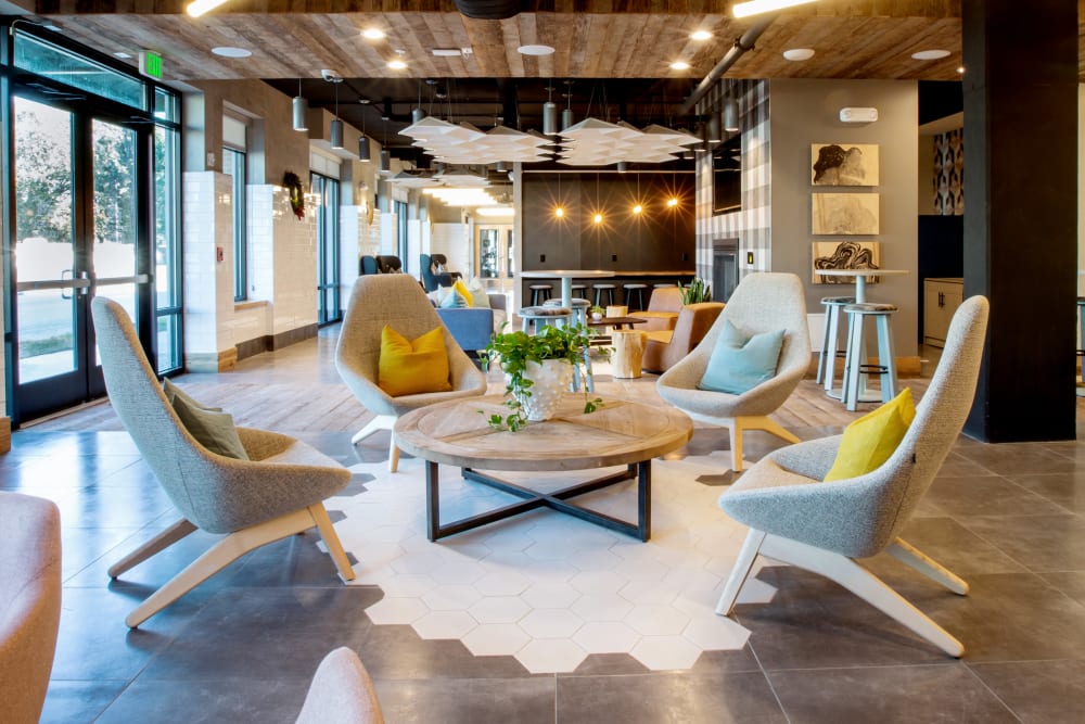 Cozy clubhouse lounge at 511 Meeting in Charleston, South Carolina