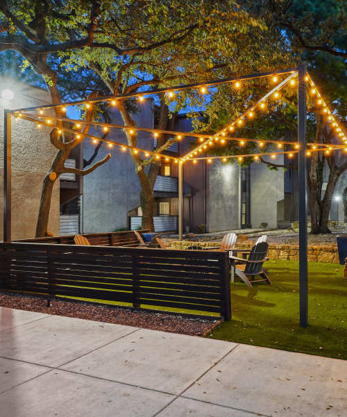 Outdoor patio at Aberdeen at Bellmar in Dallas, Texas