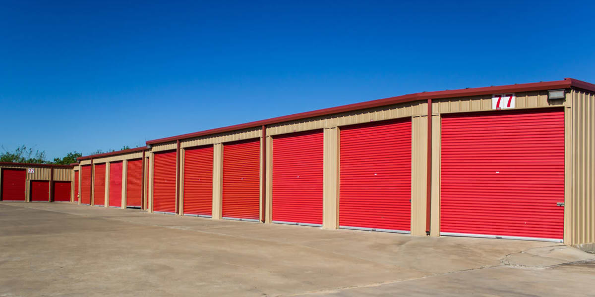Exterior view of Avid Storage in Pearland, Texas