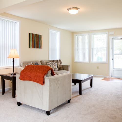 A furnished living room at Carpenter Park in Patuxent River, Maryland