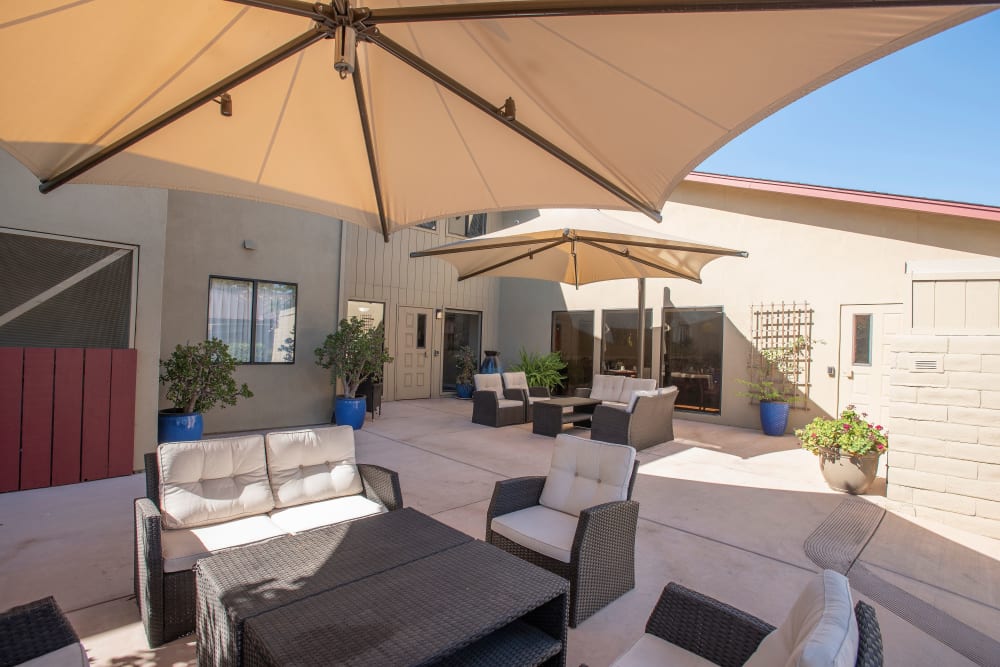 Outdoor courtyard at Lodi Commons Senior Living in Lodi, California