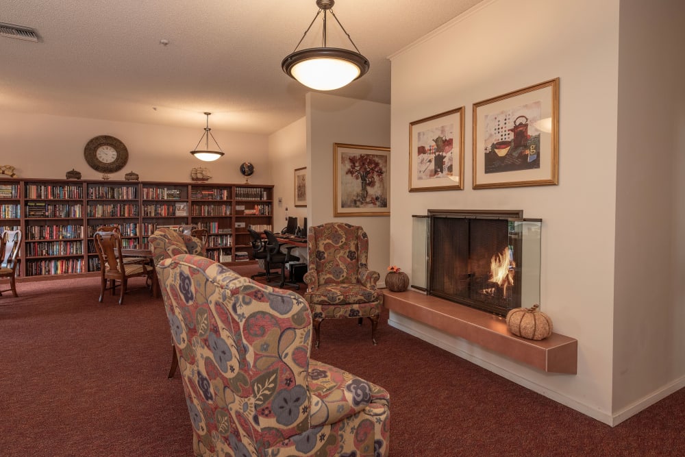 Relaxing Common Room with fireplace and library at Roseville Commons Senior Living in Roseville, California