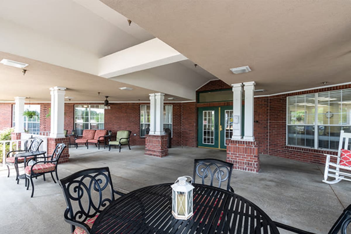 Outdoor patio seating at Trustwell Living at Shelby Gardens Place in Cordova, Tennessee