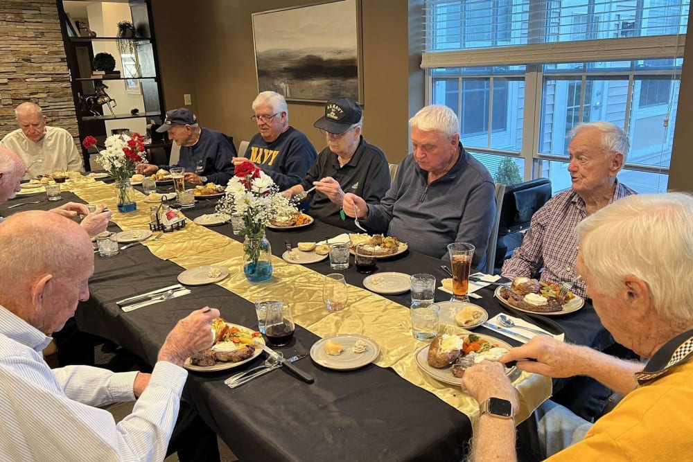 group of residents eating together at Legacy Living Green Township in Cincinnati, Ohio