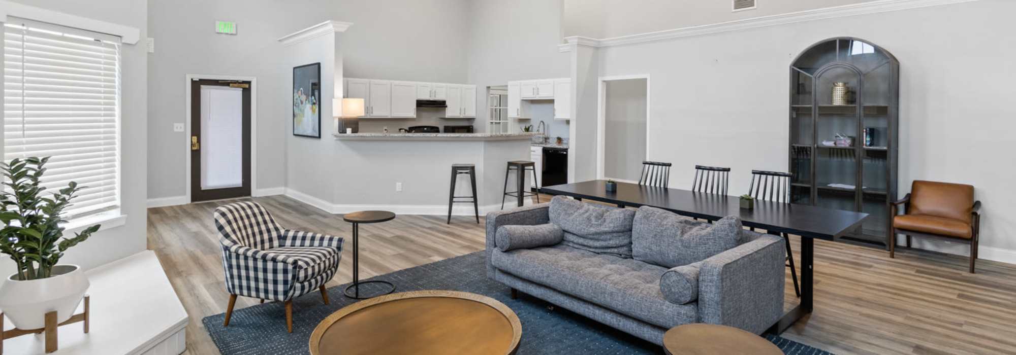 Community common area with a couch, table and chairs, and kitchen at Eagle's Edge in Indianapolis 