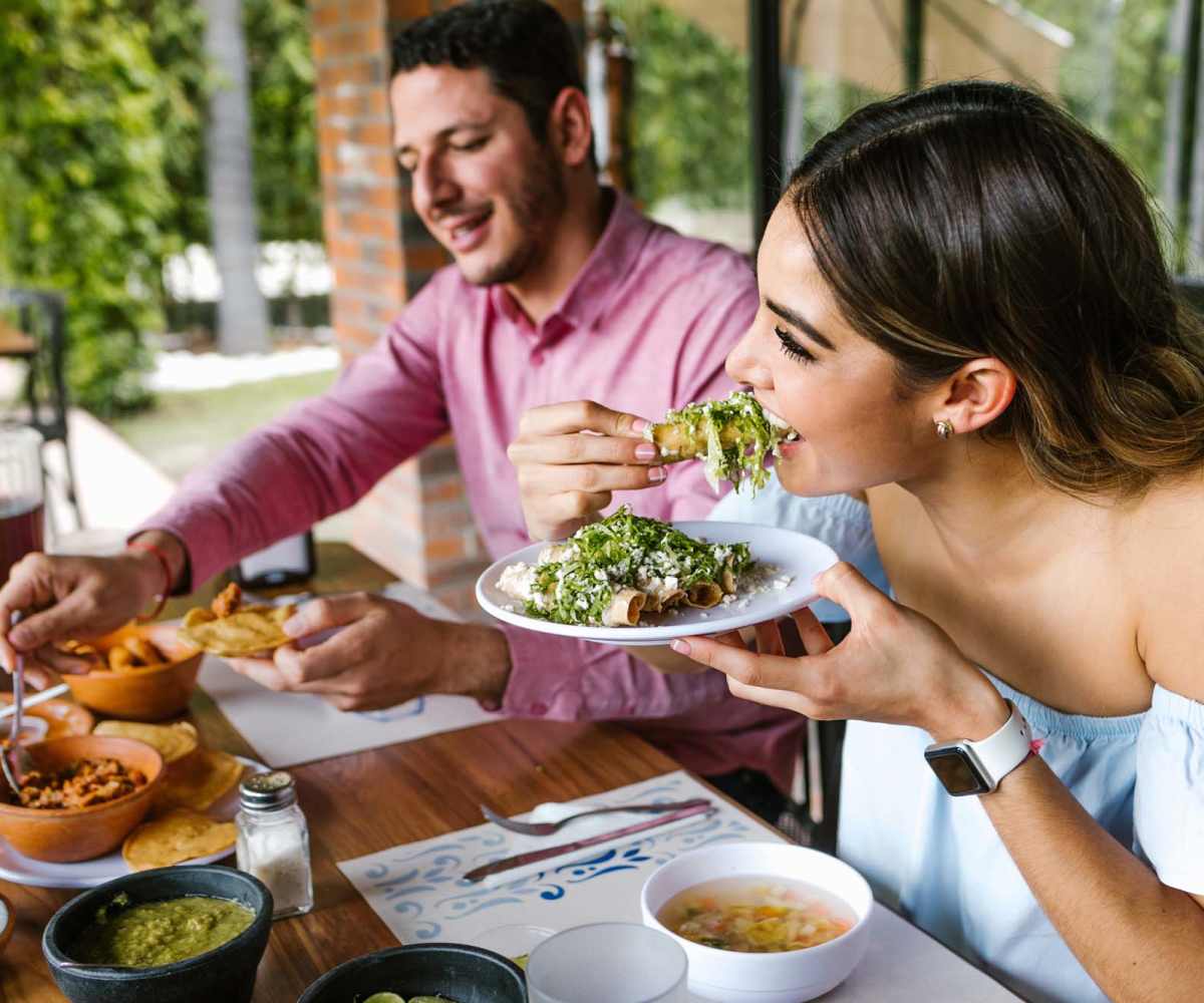 Residents enjoying meal at Meribel in Weaverville, North Carolina